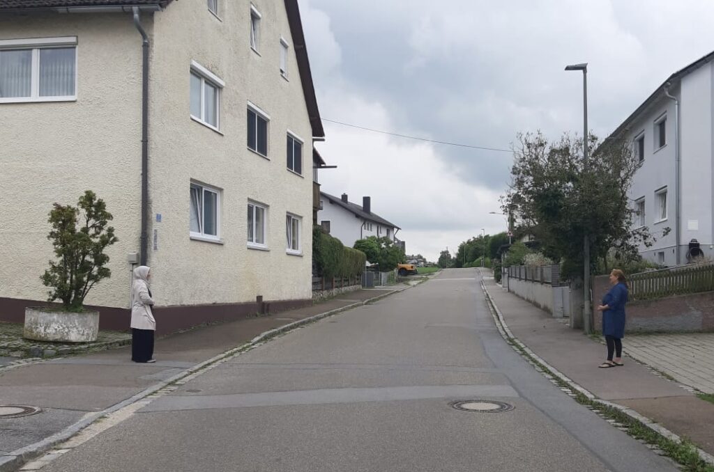 Unterhaltung über die Strasse hinweg