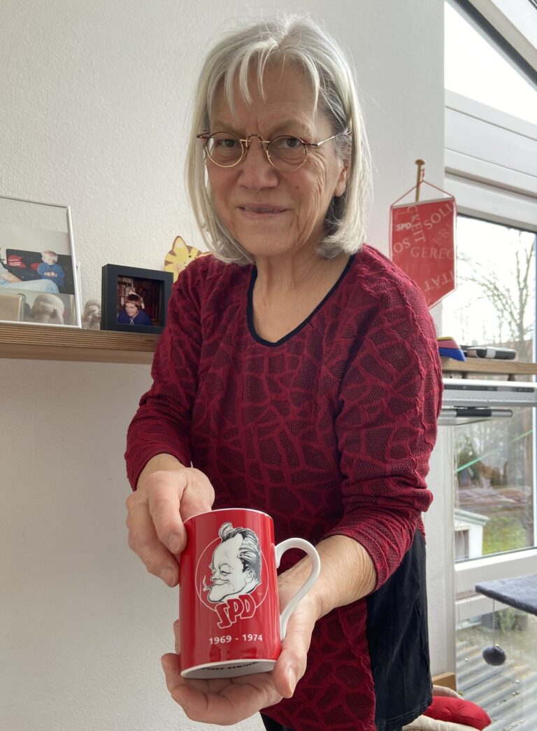 Johanna Werner-Muggendorfer mit Willy Brandt-Tasse